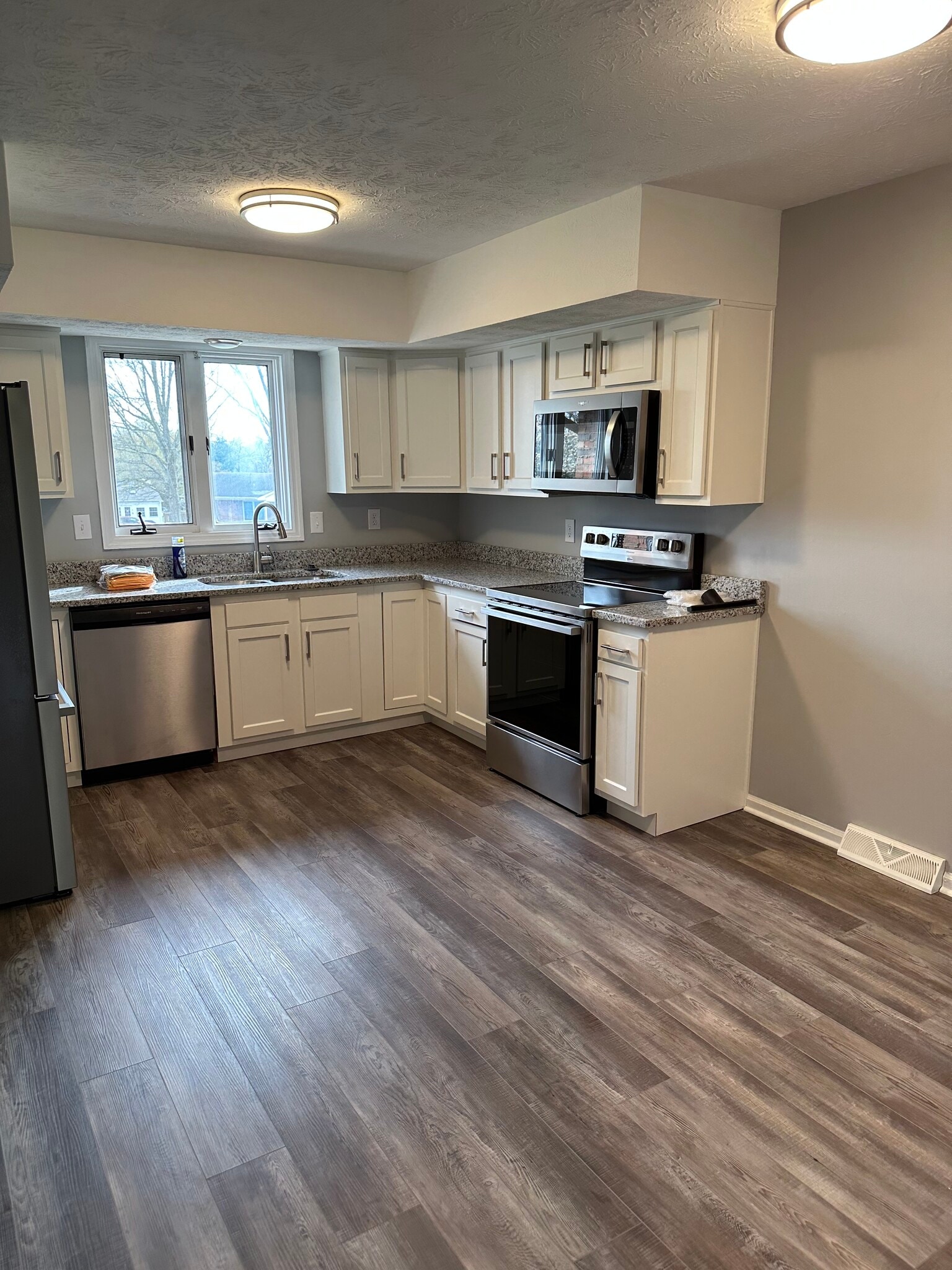Kitchen - 605 Buckingham Ln