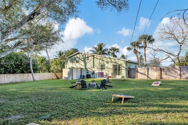 Building Photo - 240 SE Tressler Dr