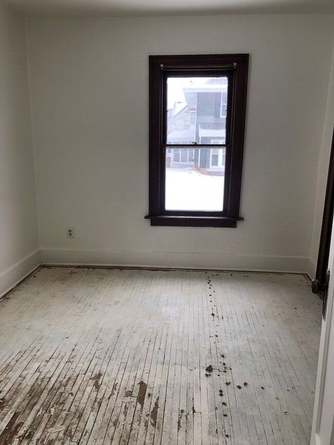 Building Photo - 546 Valley St