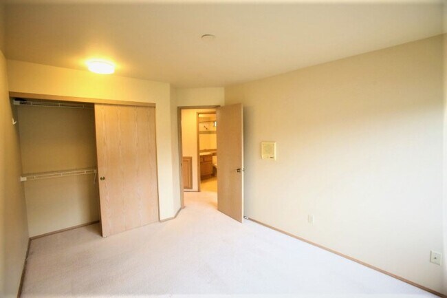 Building Photo - Beautiful 2 Story 3 Bed 2.5 Bath in Sammamish