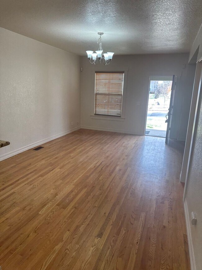 Building Photo - Beautiful 2 bedroom in prime location