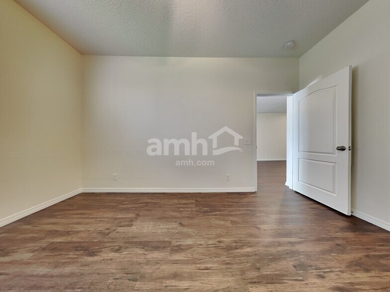 Building Photo - 12727 Westwood Lakes Blvd