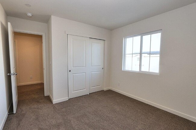 Building Photo - Beautiful Lincoln Home Available in May!