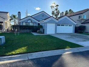 Building Photo - Beautiful single story, 3 bedroom 2 bath home in a gated community!! Available 2/1/26!