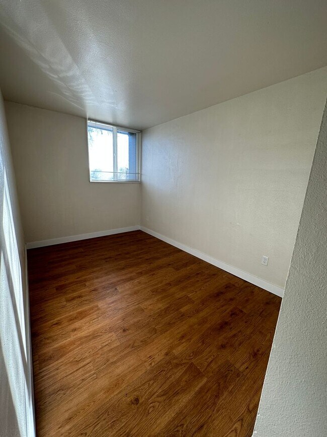 Building Photo - NShields636 (KC-LN-KB)