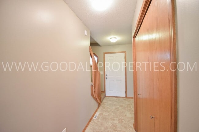 Building Photo - Great 3 Bedroom, 2.5 Bathroom Home in Ankeny