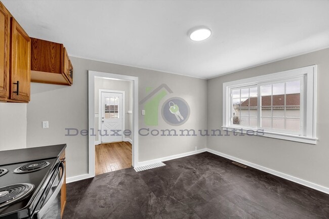 Building Photo - Spacious 4 Bedroom- With Extra room! New Remodel!