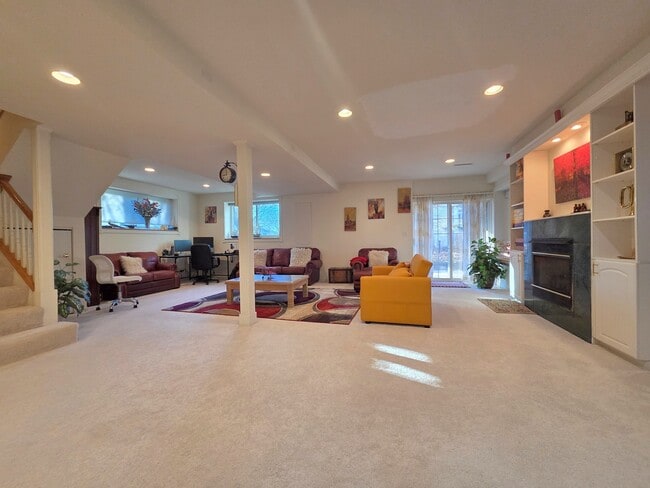 Building Photo - 1025 Rosewood Dr