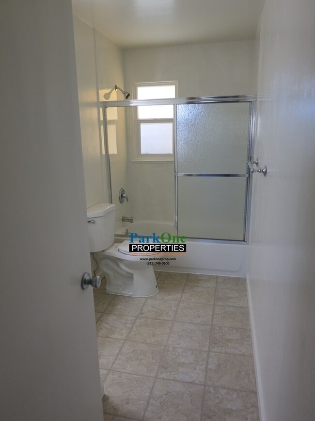 Building Photo - Charming 3-Bedroom Single-Level Home with ...