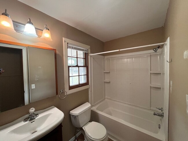 Building Photo - Beautiful 3 bedroom home