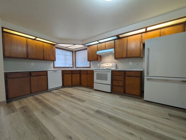 Building Photo - Great first floor 2bed/1 bath apartment in Springfield