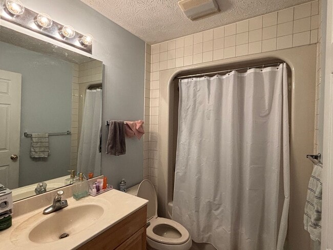 Building Photo - 214 E Pine Ave