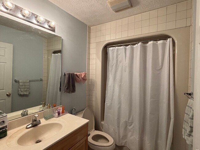 Building Photo - 3B/2B duplex located near Purdue campus