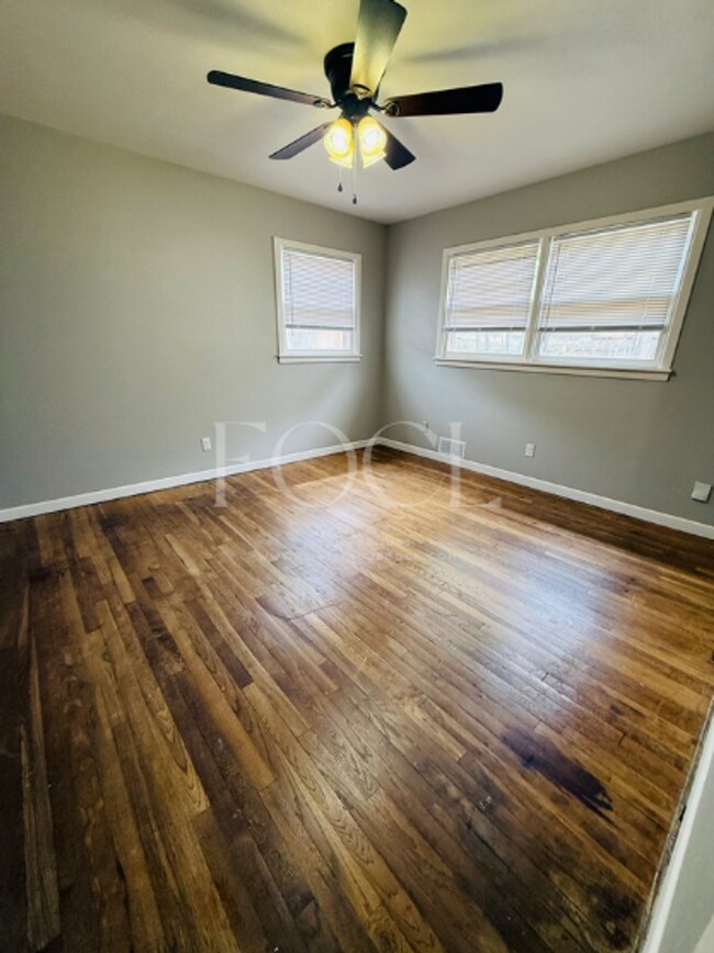 Building Photo - Large 3/2 with 2 living areas