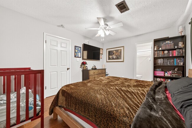 Building Photo - 805 Camelot Ln