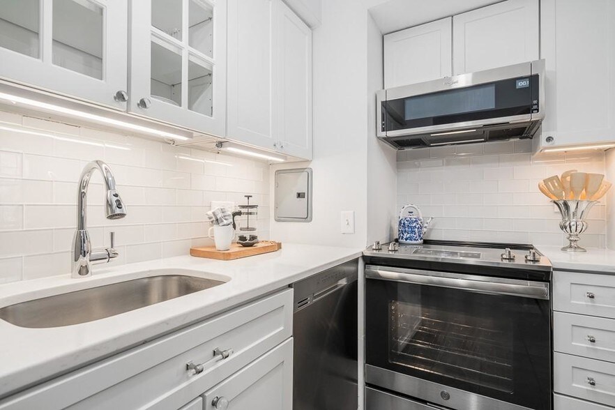 Building Photo - 112 Pinckney St