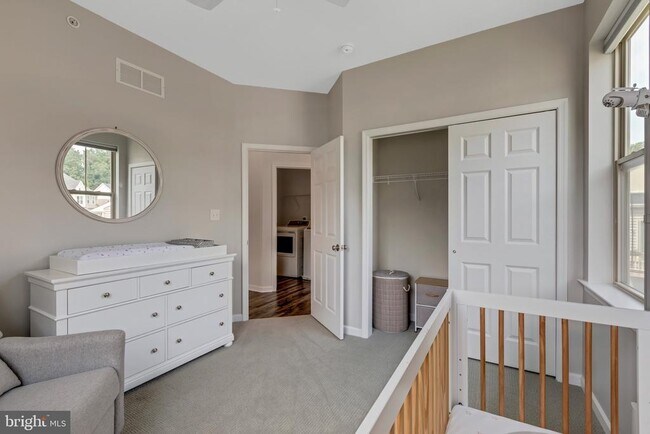 Building Photo - 250 Kestrel Ct