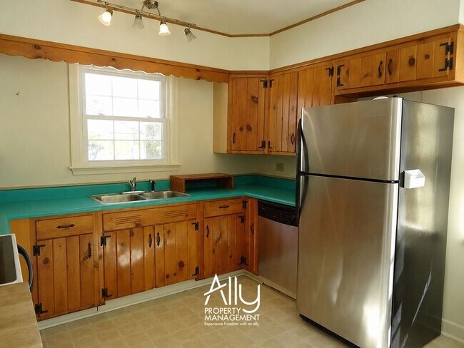 Building Photo - 1605 Cambridge Cir