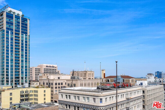 Building Photo - 312 W 5th St