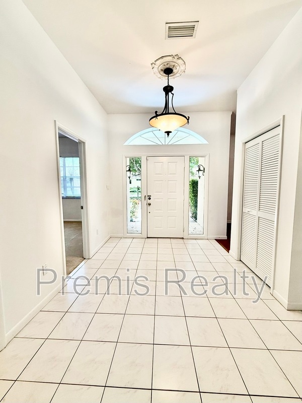Building Photo - 642 Weathersfield Dr