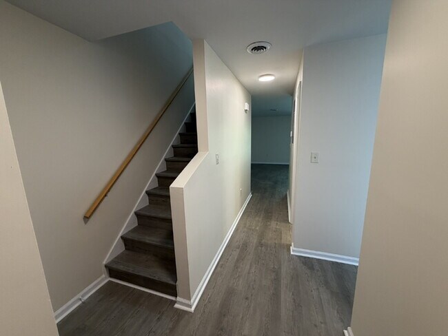 Building Photo - Townhouse for Rent
