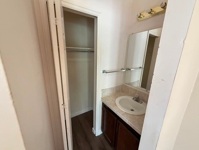 Building Photo - 964 S Pitkin Ct