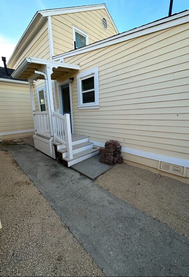 Building Photo - 3 Bed/1 Bath - Downtown Santa Barbara