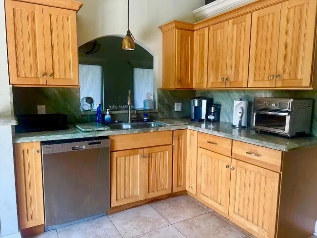 Building Photo - 190 Temple Ave