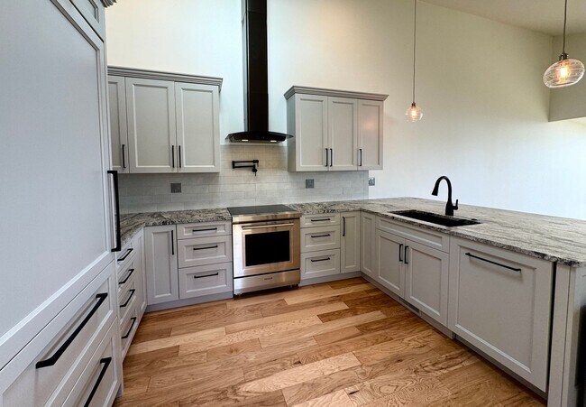 Building Photo - Stunning completely remodeled waterfront P...