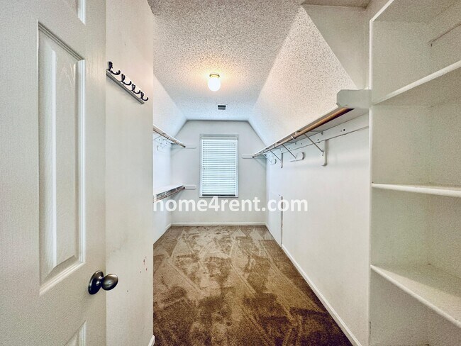 Building Photo - Fantastic South Overland Park Home in Blue...