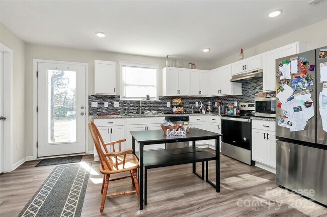 Building Photo - 409 Kickapoo Ave