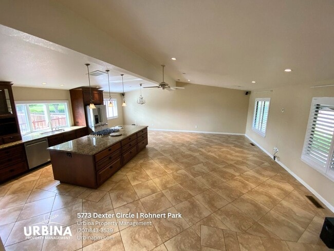 Building Photo - Spacious 4BR Golf Course Home in Rohnert Park with Open Floor Plan