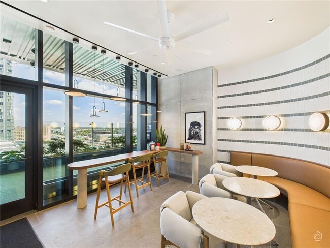 Building Photo - 610 Davis St