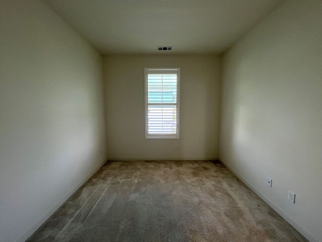 Building Photo - Gated 3+2.5 w/loft, walk-in pantry + dual ...