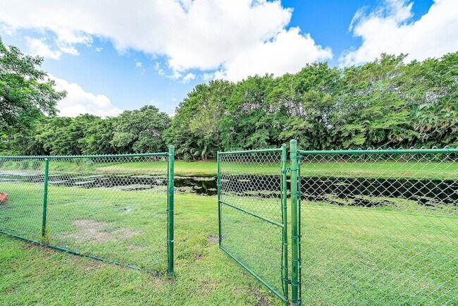 Building Photo - 1252 Raintree Ln
