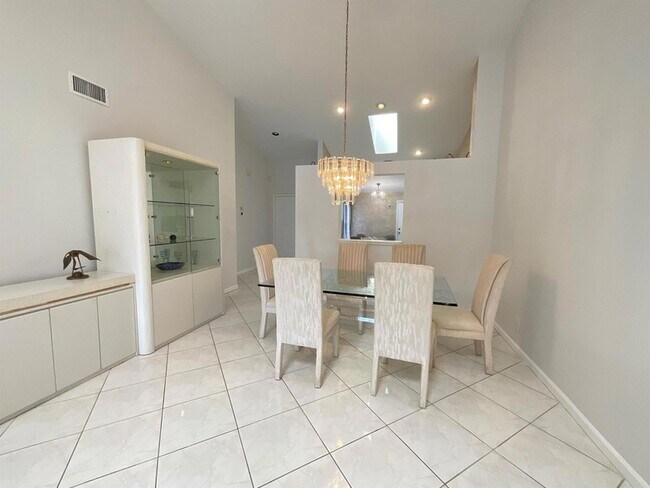 Building Photo - 5574 Royal Lake Cir