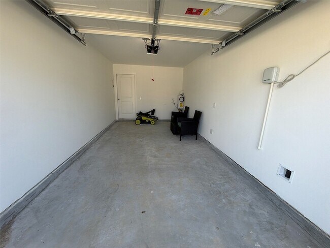 Building Photo - 930 Pertuso Ln