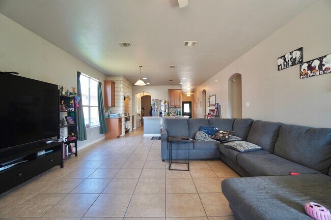 Building Photo - 18621 Dry Pond Dr