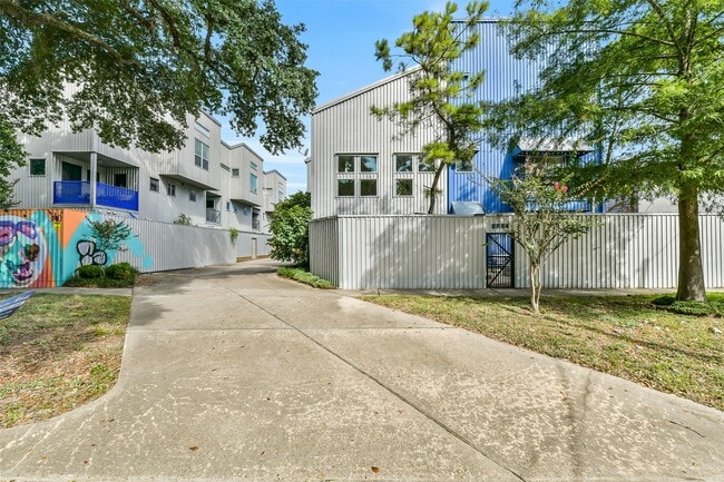 Building Photo - 2716 Chenevert St