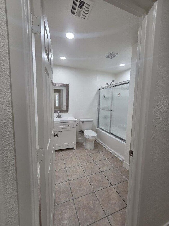 Building Photo - 9425 Vista Del Valle