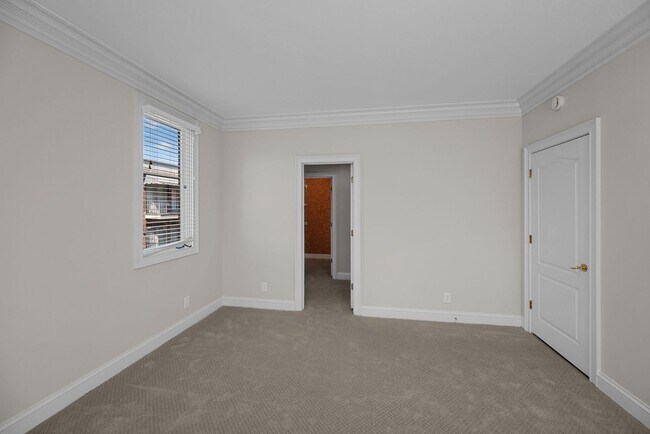 Building Photo - Newly Renovated Condo in The Westende with...