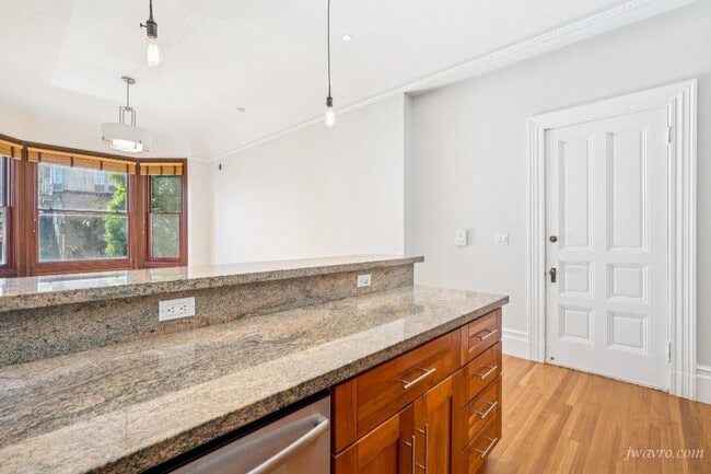 Building Photo - 860 Waller St