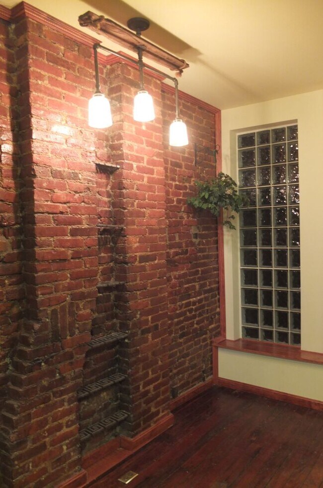 Building Photo - Beautiful Renovated Four bedroom Townhome