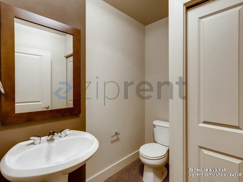 Building Photo - Unit 607