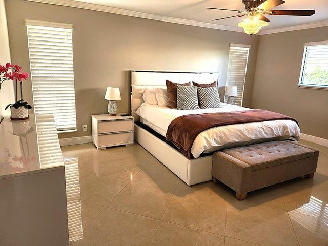 Building Photo - 3250 Lakeview Blvd