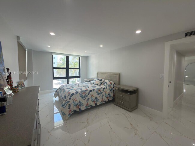 Building Photo - 1800 Collins Ave