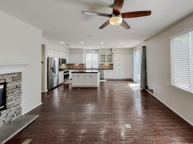 Building Photo - MUST SEE! Beautiful 3 bedroom + Loft + Office Space (or convert to 4th bedroom) + Large Backyard ...