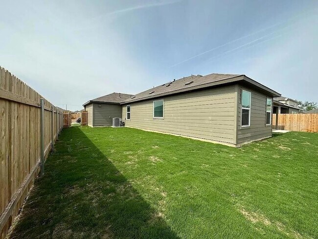 Building Photo - 196 Otter Rd