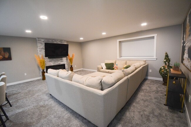 Building Photo - 5 Bed | 3 Bath | Luxury Living at Its Finest