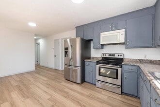 Building Photo - Large Single Family Home!